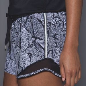 Lululemon Hotty Hot Short (Long)
Dottie Tribe White Black / Black| size 6